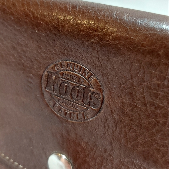 31. ROOTS VINTAGE LEATHER WALLET! - Picture 2 of 2